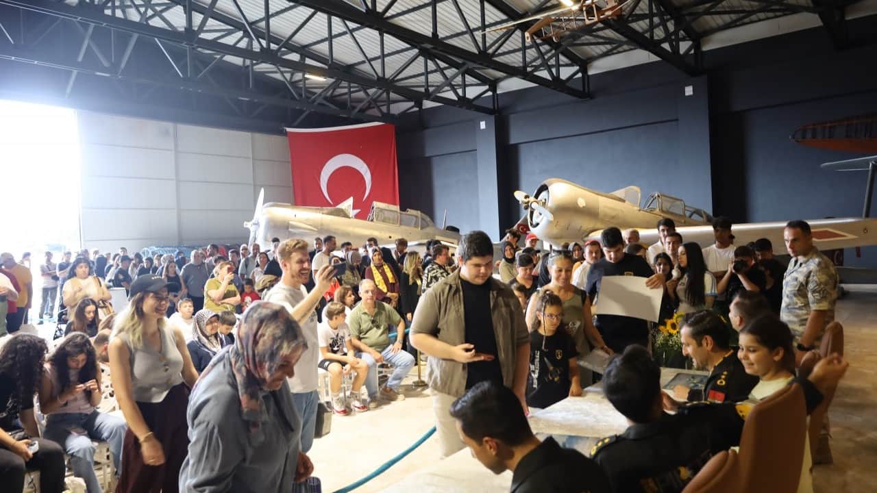Foto - SOLOTÜRK sevgisi İstanbul’a sığmadı! 7’den 70’e metrelerce kuyruk