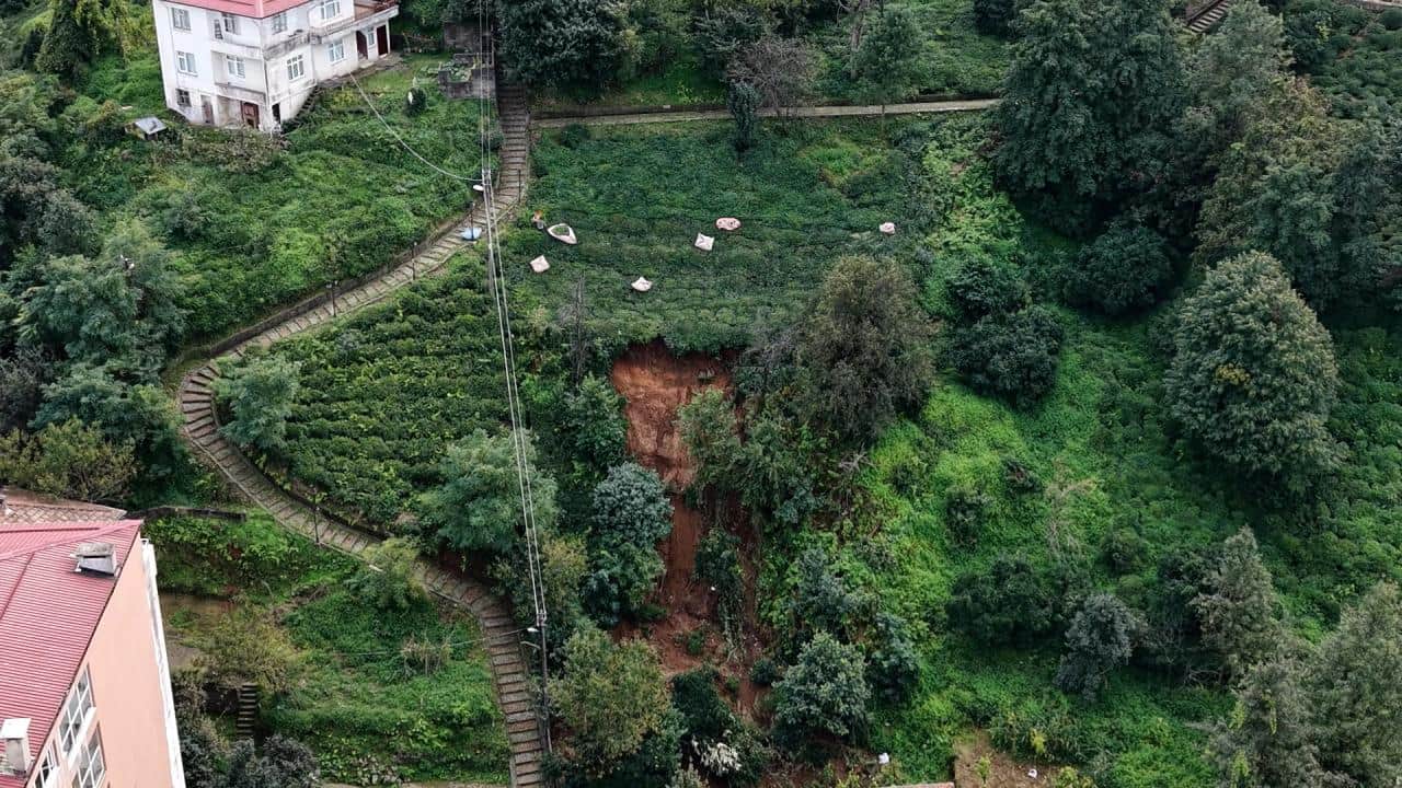 Foto - Son sürgünü topluyorlar! Heyelanlı bölgede çay hasadı