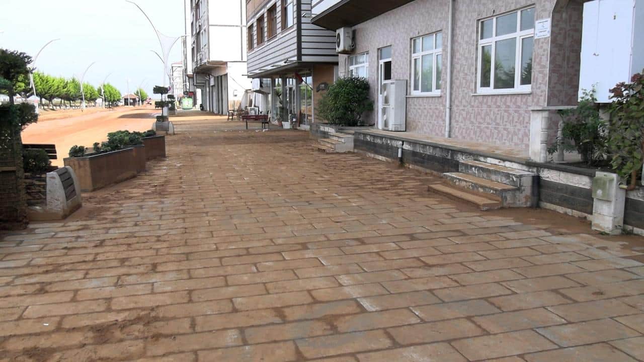 Foto - Son sürgünü topluyorlar! Heyelanlı bölgede çay hasadı