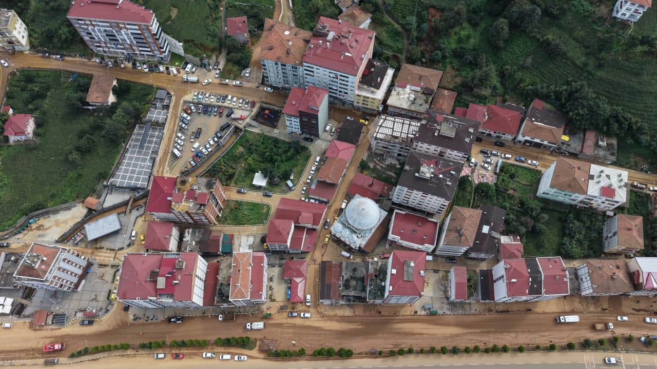Foto - Son sürgünü topluyorlar! Heyelanlı bölgede çay hasadı