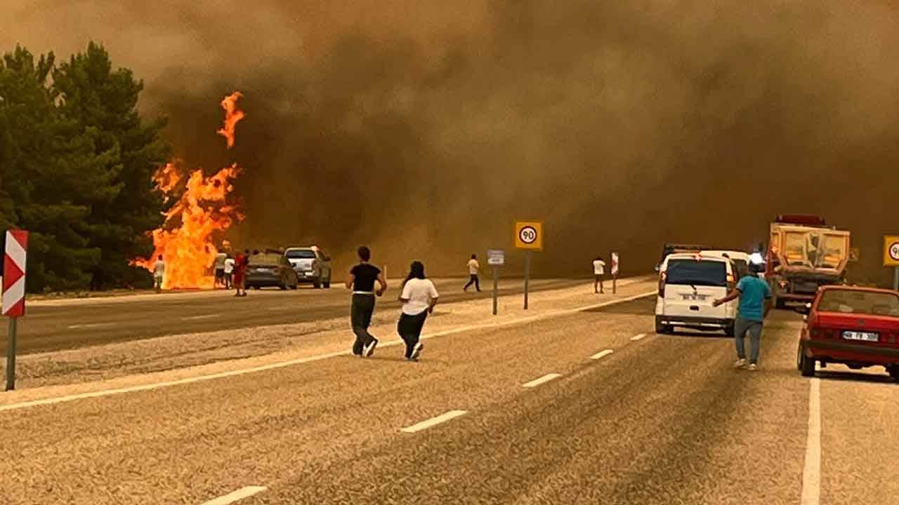 Foto - Söndürme uçakları ve helikopterden müdahale: Seydikemer'de ciğerler alev alev