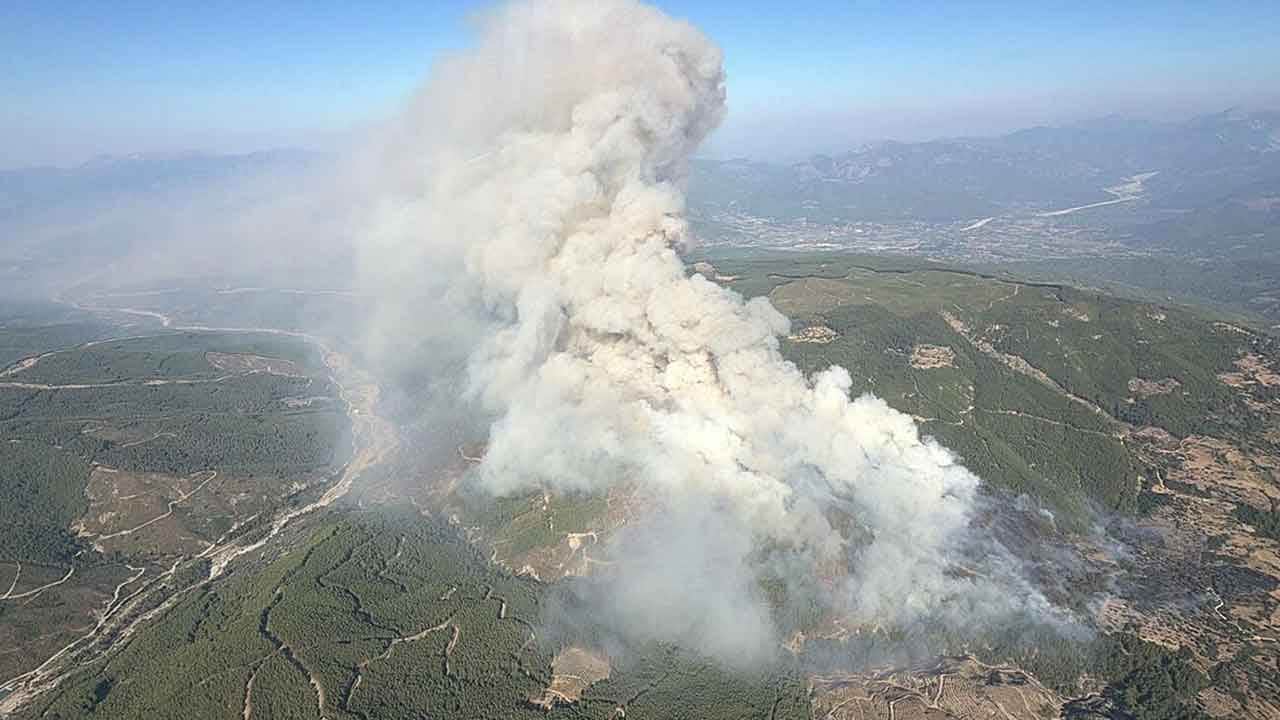 Foto - Söndürme uçakları ve helikopterden müdahale: Seydikemer'de ciğerler alev alev