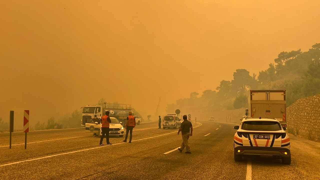 Foto - Söndürme uçakları ve helikopterden müdahale: Seydikemer'de ciğerler alev alev