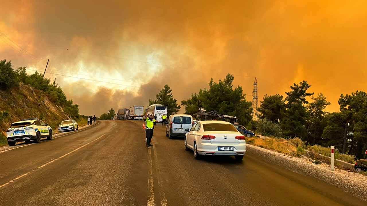 Foto - Söndürme uçakları ve helikopterden müdahale: Seydikemer'de ciğerler alev alev