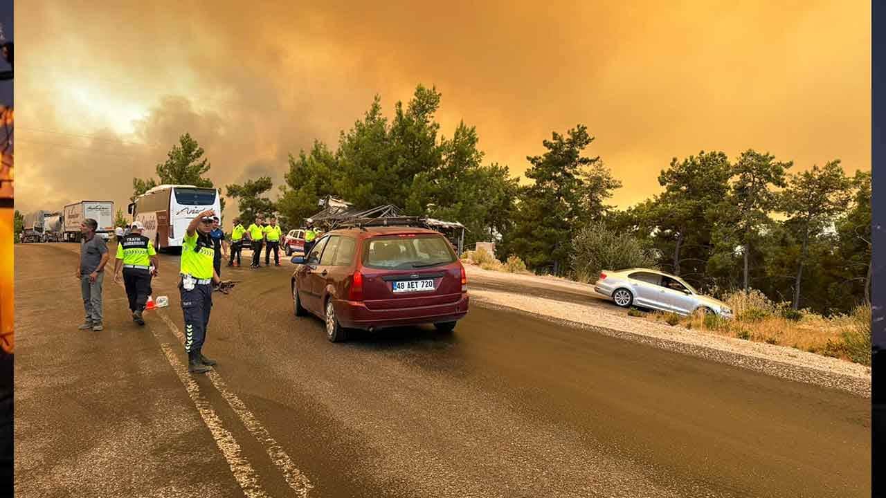 Foto - Söndürme uçakları ve helikopterden müdahale: Seydikemer'de ciğerler alev alev