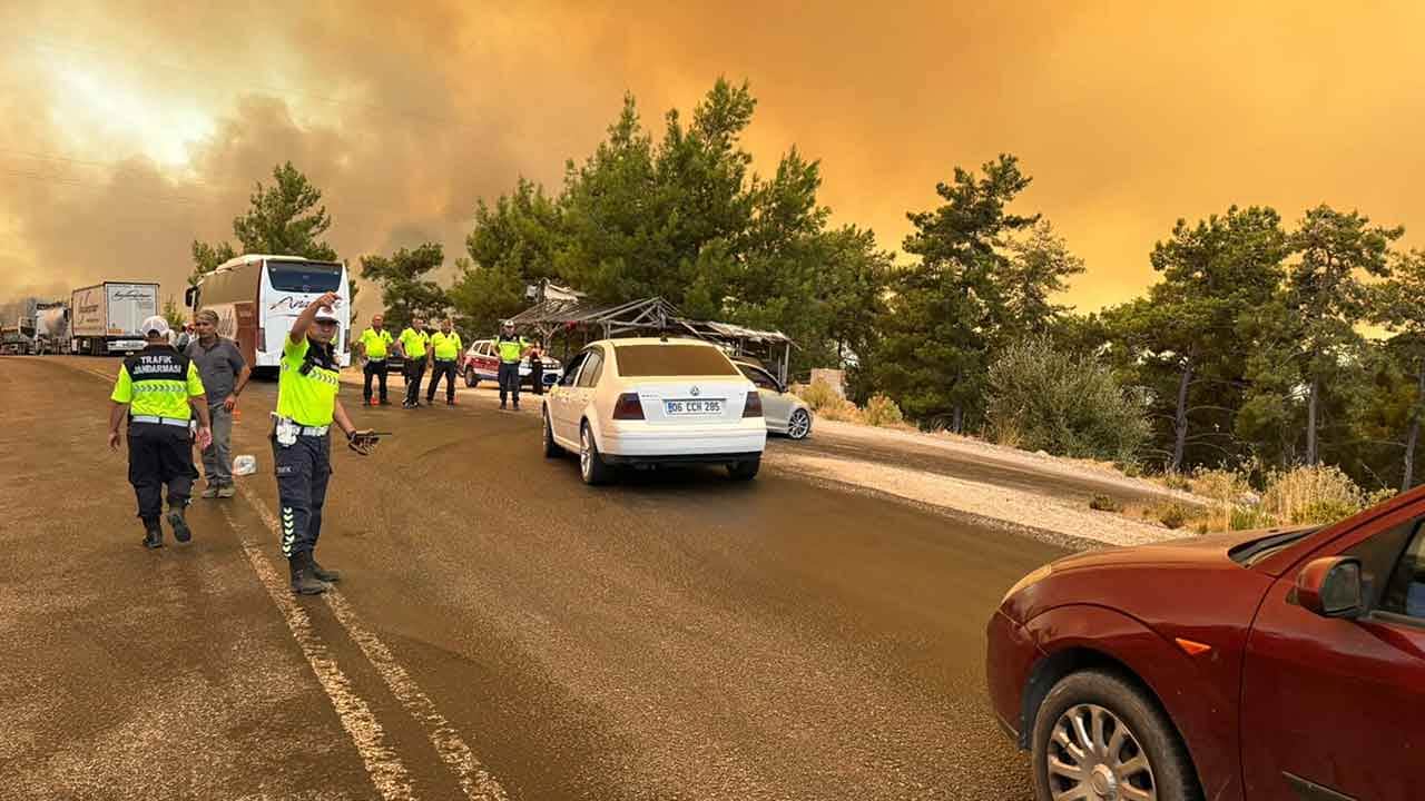 Foto - Söndürme uçakları ve helikopterden müdahale: Seydikemer'de ciğerler alev alev