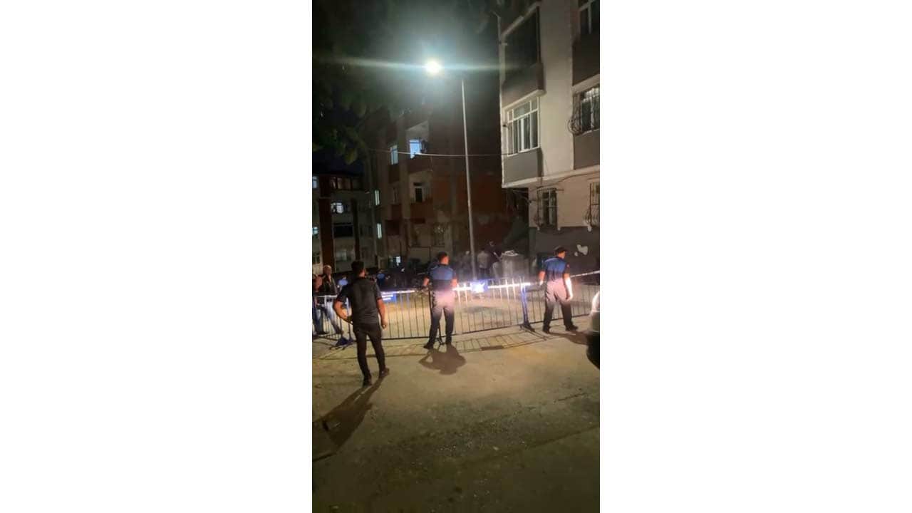 Foto - Sultangazi'de inşaat kazısı faciaya davetiye çıkardı! 5 katlı bina temel kayması nedeniyle boşaltılıp mühürlendi!
