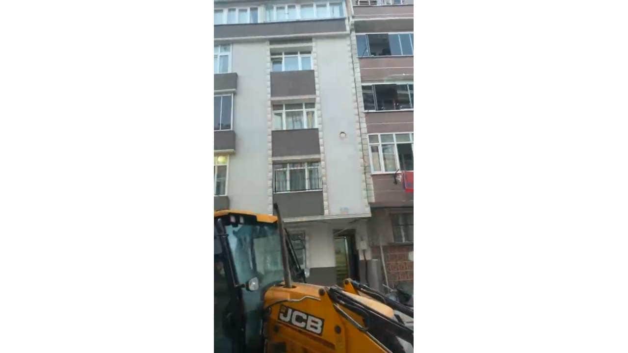Foto - Sultangazi'de inşaat kazısı faciaya davetiye çıkardı! 5 katlı bina temel kayması nedeniyle boşaltılıp mühürlendi!