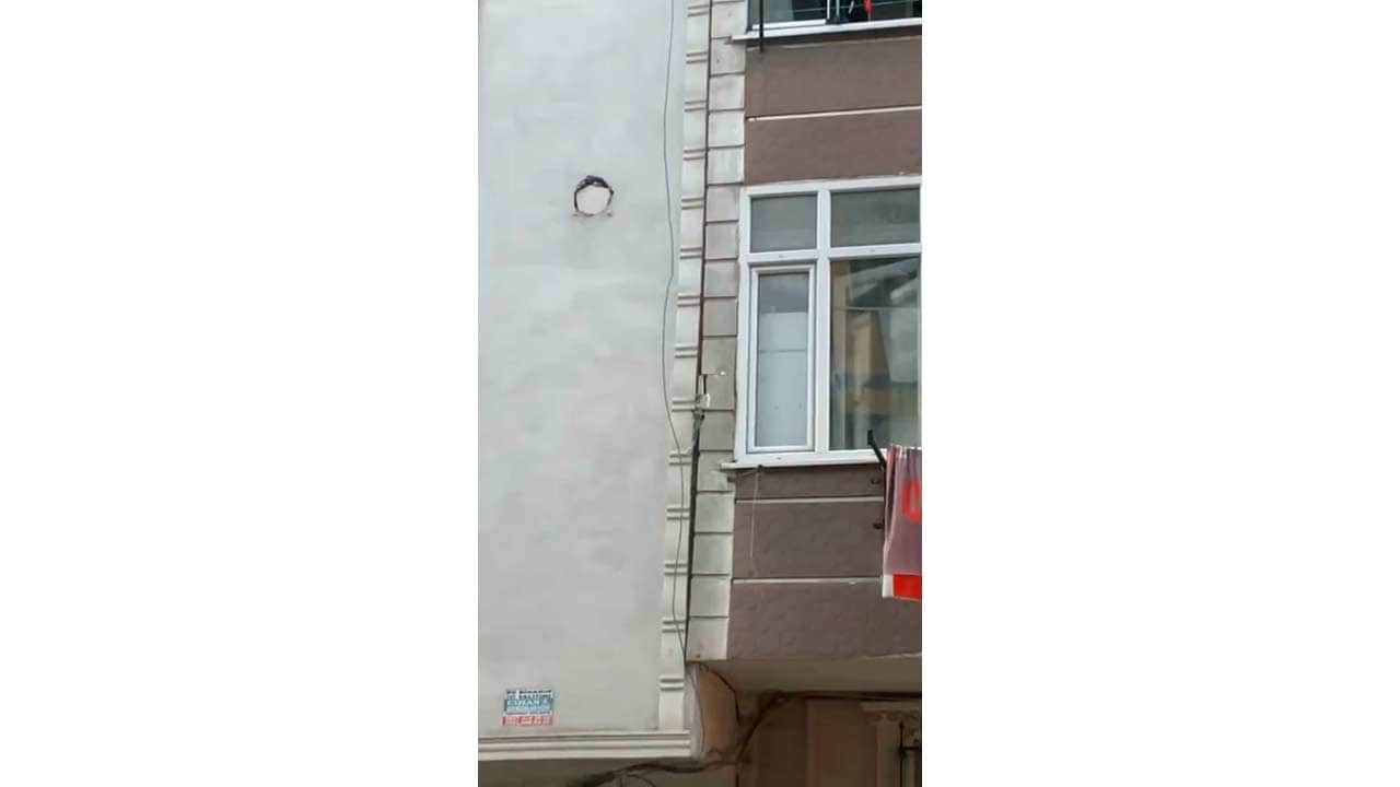 Foto - Sultangazi'de inşaat kazısı faciaya davetiye çıkardı! 5 katlı bina temel kayması nedeniyle boşaltılıp mühürlendi!