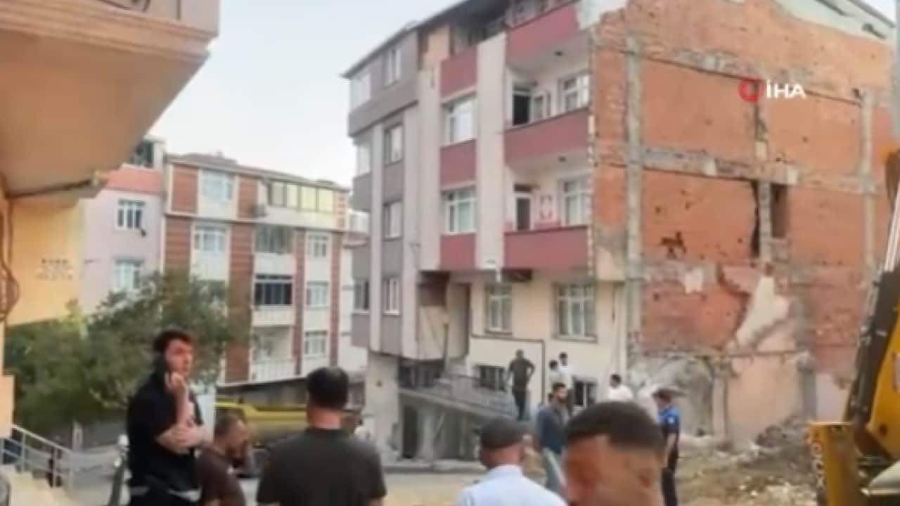Sultangazi'de inşaat kazısı faciaya davetiye çıkardı! 5 katlı bina temel kayması nedeniyle boşaltılıp mühürlendi!