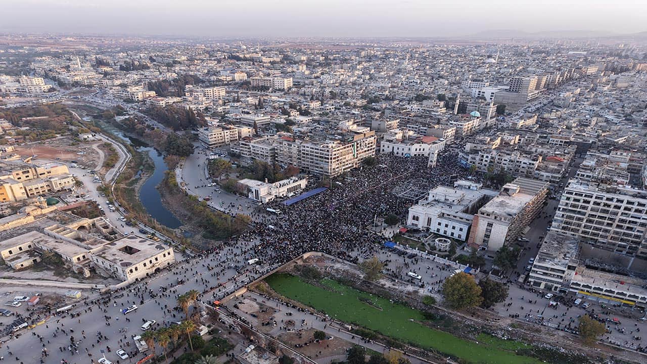 Foto - Suriye’de rejim sonrası ilk yıl! Sokaklar bayram yerine döndü!