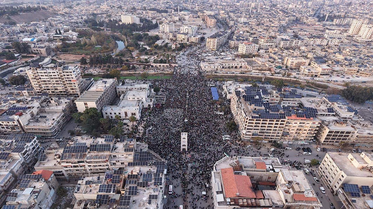 Foto - Suriye’de rejim sonrası ilk yıl! Sokaklar bayram yerine döndü!