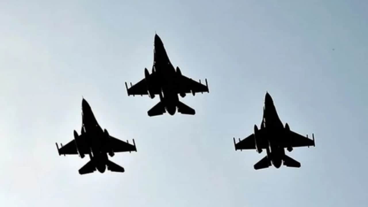 Foto - Suriye'de yine bir şeyler deneniyor: Savaş uçakları peş peşe havalanıp bomba yağdırdı