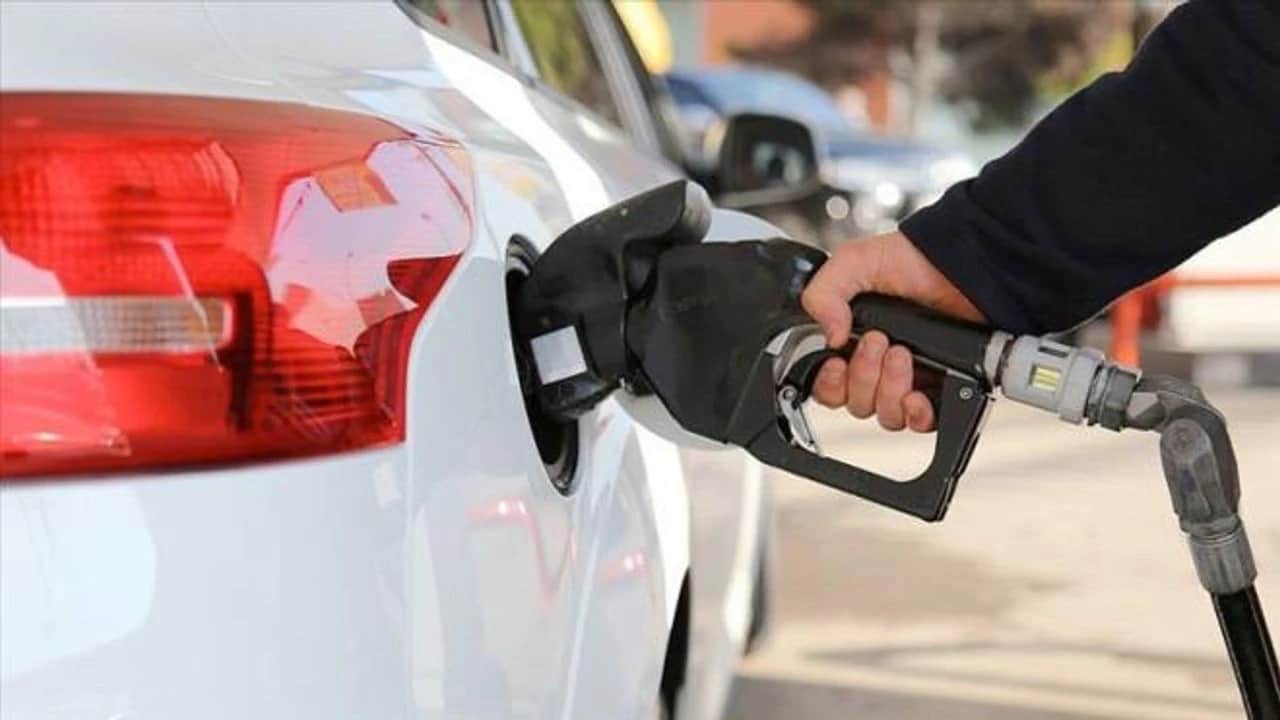 Foto - Sürücülerin başı döndü! Petrol çakıldı, akaryakıta sağlam indirim geliyor
