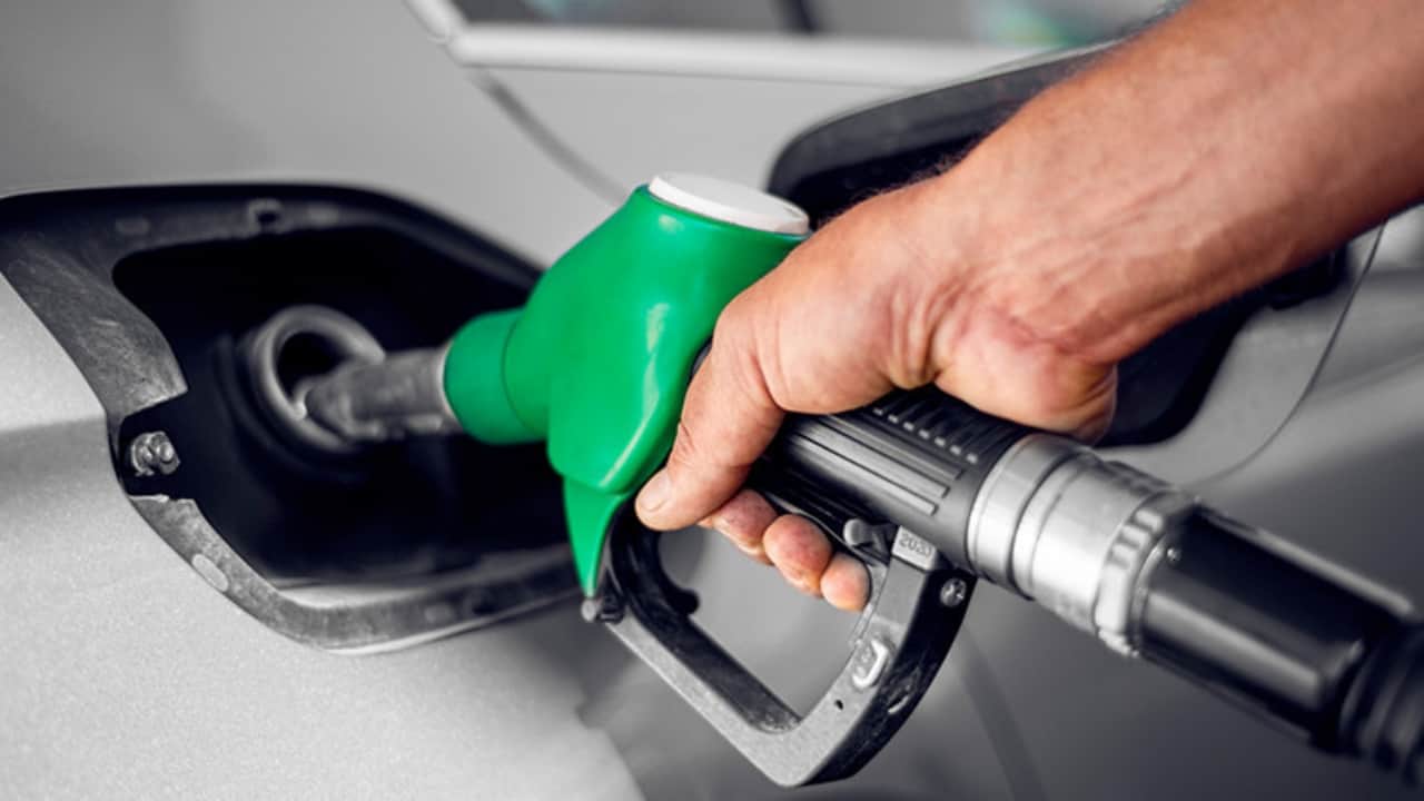 Foto - Sürücülerin başı döndü! Petrol çakıldı, akaryakıta sağlam indirim geliyor