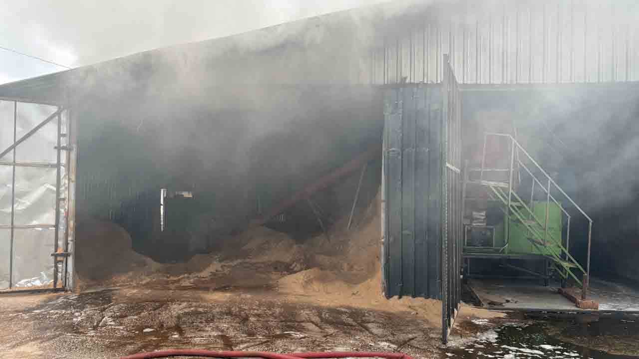 Foto - Süt fabrikasında korkutan yangın: Alev alev yanan talaş silosu söndürüldü
