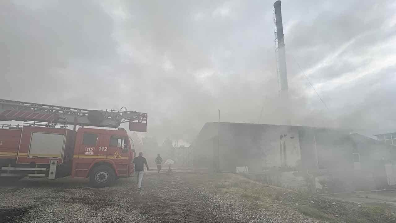 Foto - Süt fabrikasında korkutan yangın: Alev alev yanan talaş silosu söndürüldü