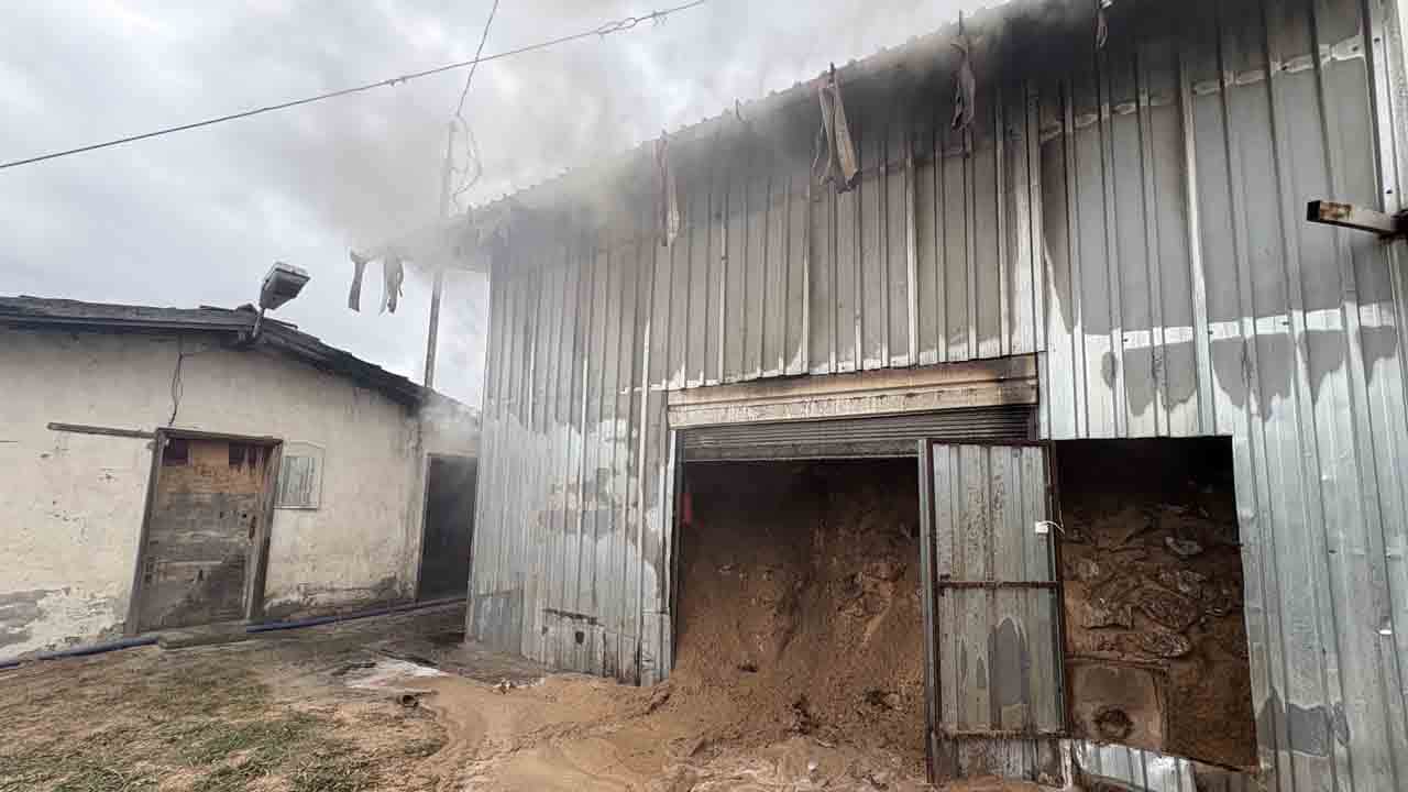Foto - Süt fabrikasında korkutan yangın: Alev alev yanan talaş silosu söndürüldü