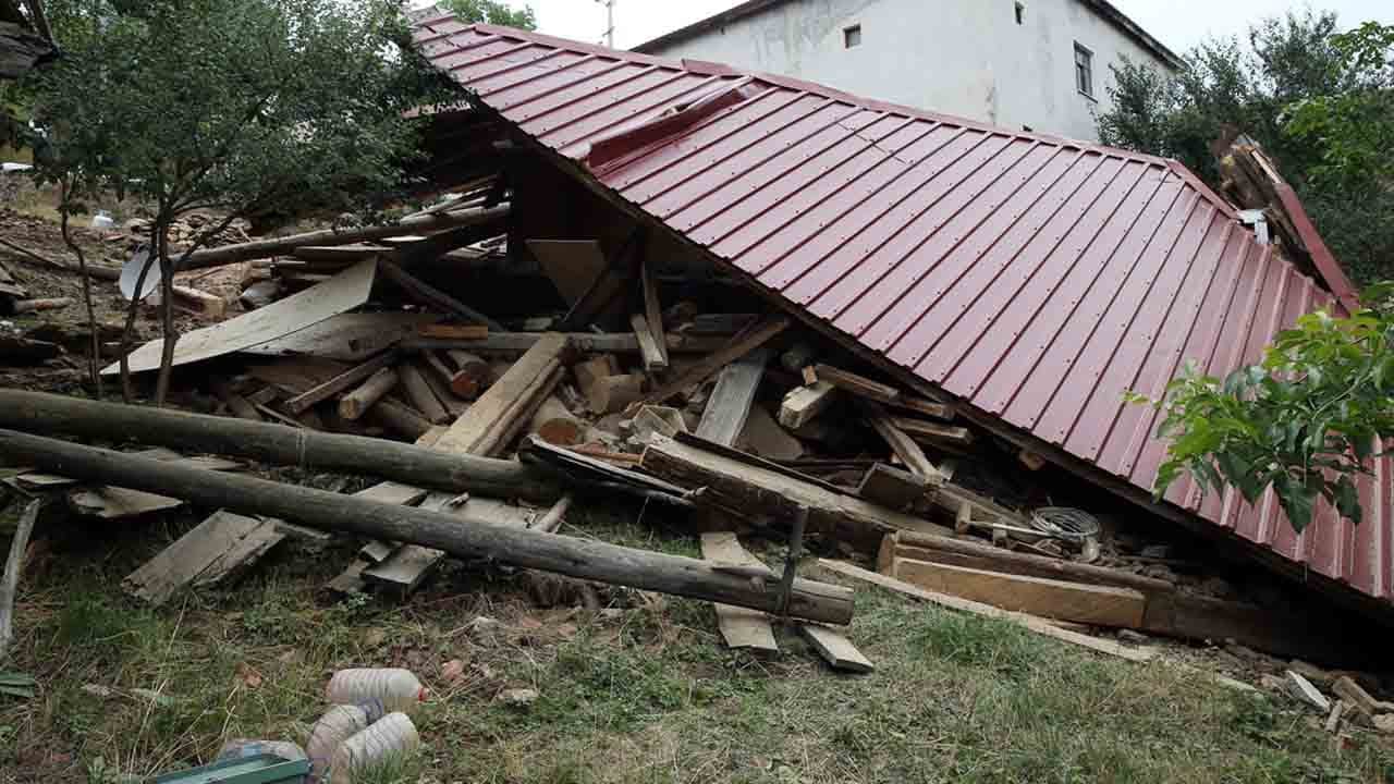 Foto - Tadilat dehşete dönüştü: Ahşap ev çöktü, 5 yaralı