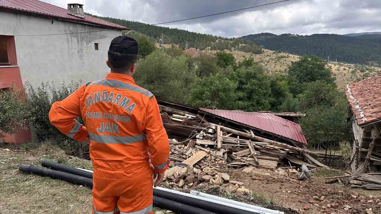 Foto - Tadilat dehşete dönüştü: Ahşap ev çöktü, 5 yaralı