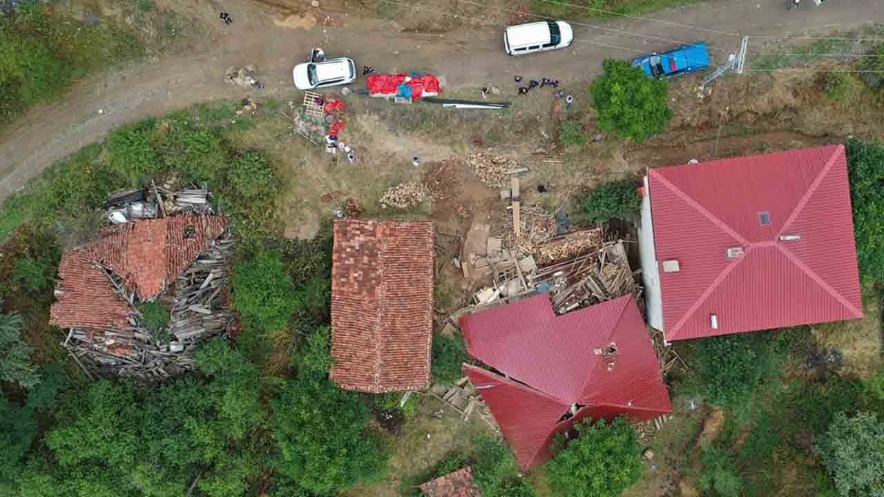 Tadilat dehşete dönüştü: Ahşap ev çöktü, 5 yaralı