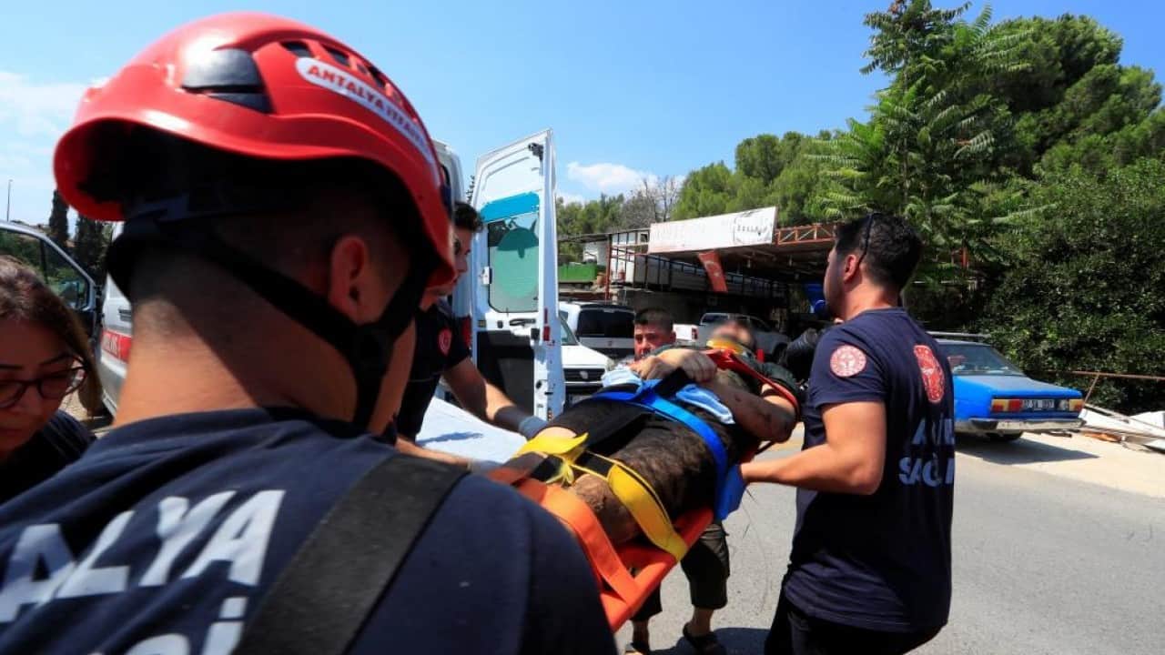Foto - Takla atan araçtan çıkarıldı Kedi yüzünden yoldan çıkıp bahçeye uçtu