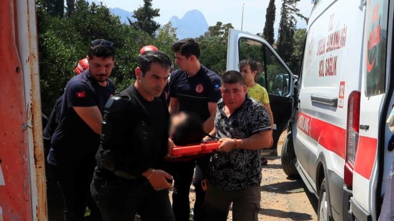 Foto - Takla atan araçtan çıkarıldı Kedi yüzünden yoldan çıkıp bahçeye uçtu