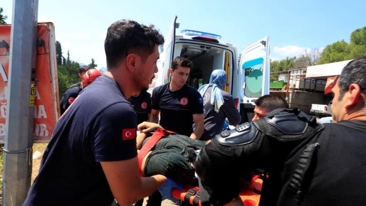 Foto - Takla atan araçtan çıkarıldı Kedi yüzünden yoldan çıkıp bahçeye uçtu