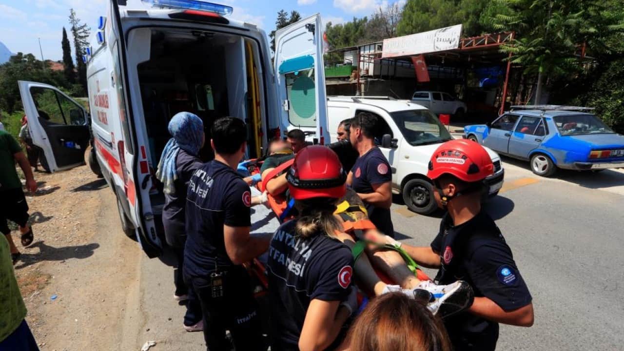 Foto - Takla atan araçtan çıkarıldı Kedi yüzünden yoldan çıkıp bahçeye uçtu