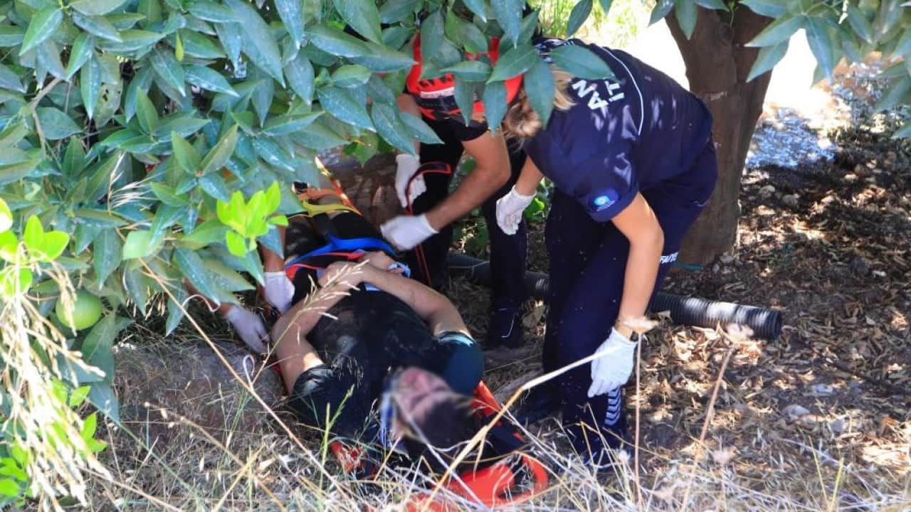 Foto - Takla atan araçtan çıkarıldı Kedi yüzünden yoldan çıkıp bahçeye uçtu