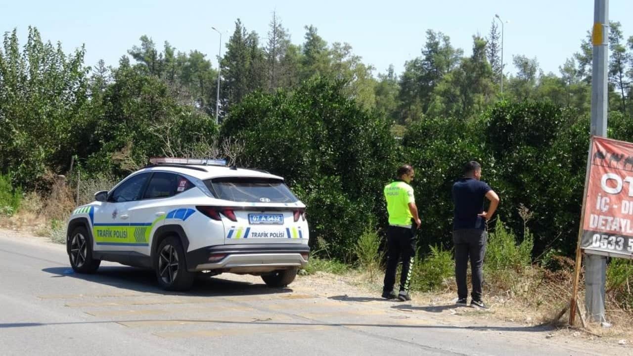 Foto - Takla atan araçtan çıkarıldı Kedi yüzünden yoldan çıkıp bahçeye uçtu