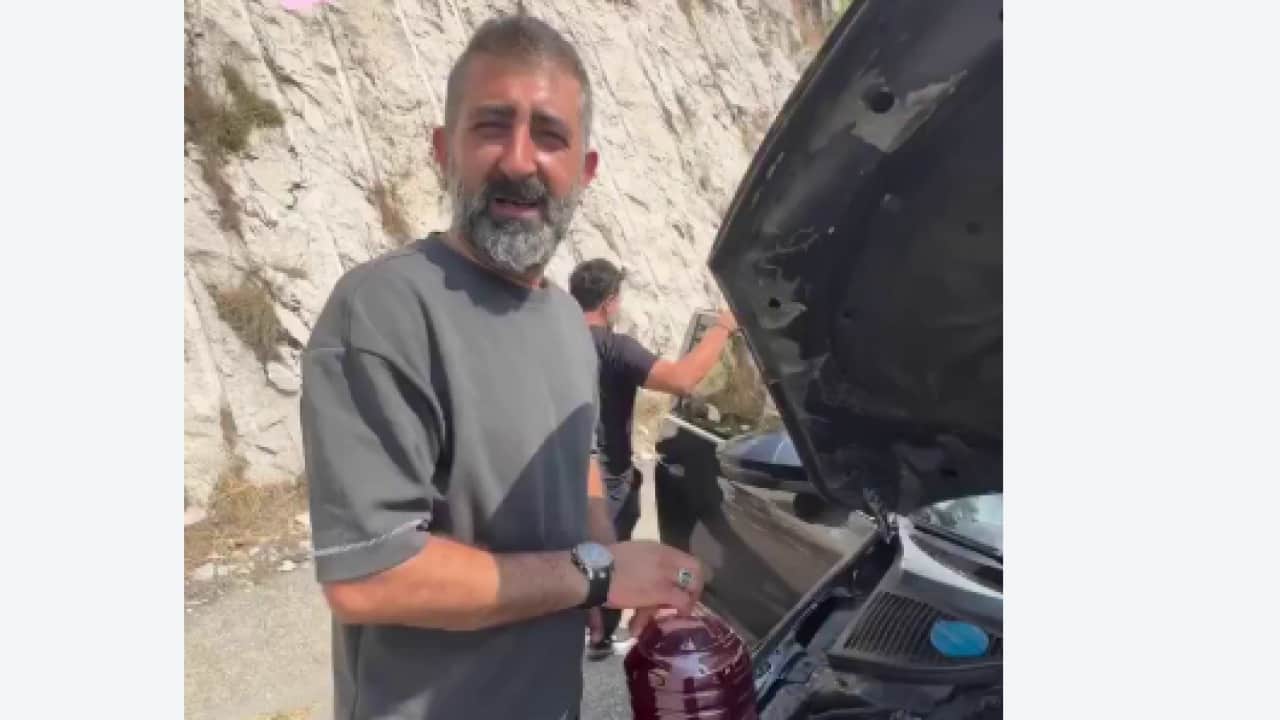 Foto - Tamirci ustanın pes dedirten çözümü! Hararet yapan araca şalgam suyu koydu