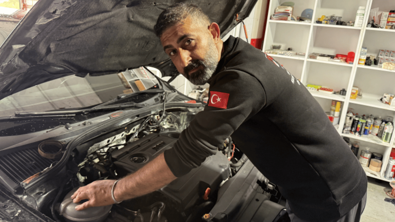 Foto - Tamirci ustanın pes dedirten çözümü! Hararet yapan araca şalgam suyu koydu