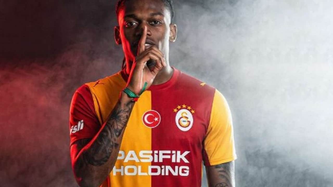 Foto - Taraftara seslendi! İmzayı atan Leao'dan ilk mesaj