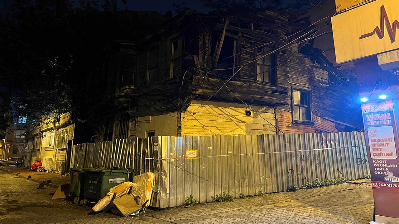 Tarihi bina sağa sola devrildi! Fatih'te şiddetli yağmur sonrası korkutan çökme!