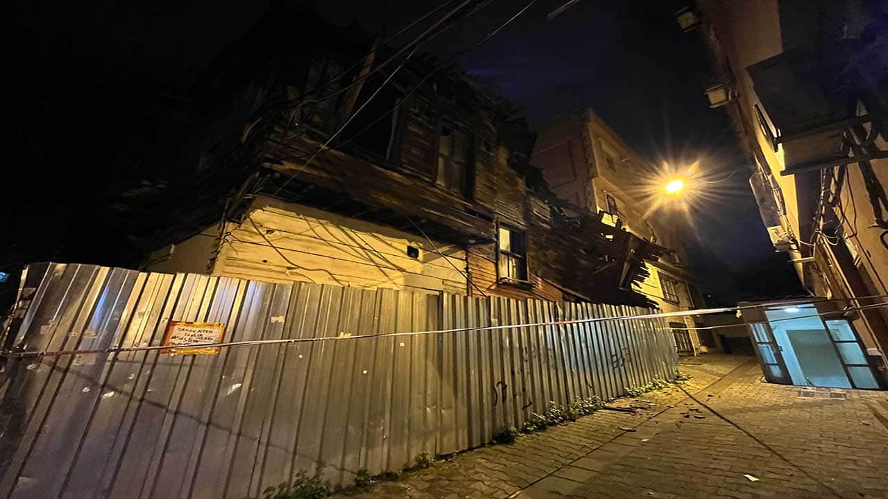 Foto - Tarihi bina sağa sola devrildi! Fatih'te şiddetli yağmur sonrası korkutan çökme!