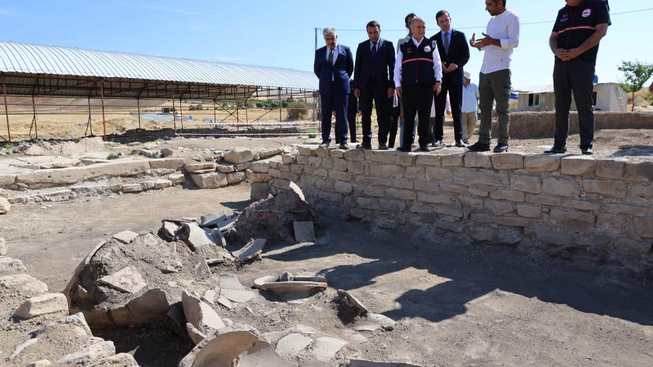 Foto - Tarlada fidan dikerken bulunmuştu! O mozaiğin ardından dev yerleşim ortaya çıktı