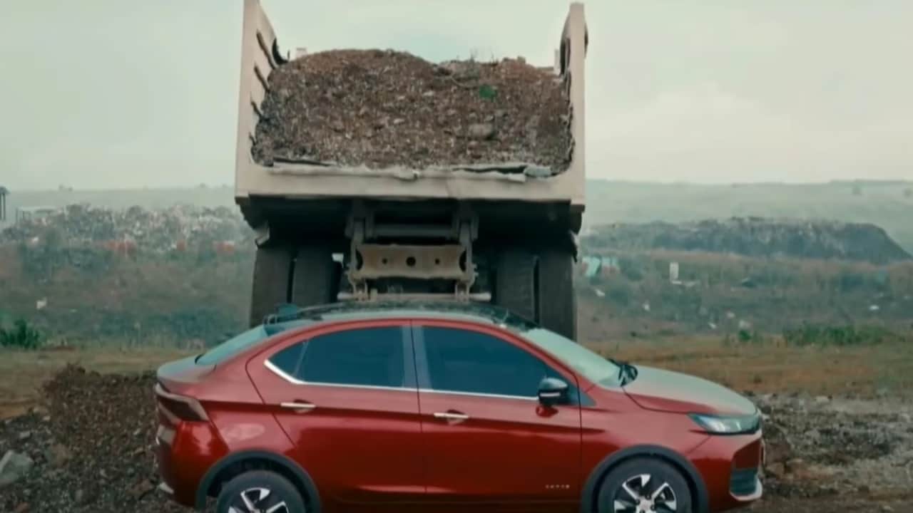 Foto - Tata'dan inanılmaz test! 5 bin dolarlık yeni sedanının üzerine 20 ton çakıl döktüler!