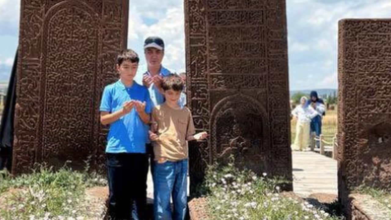 Foto - "Tayyip Erdoğan" detayı dikkat çekti! Kurtlar Vadisi’nin Polat Alemdar’ı Necati Şaşmaz, boyuna gelen iki oğlunu da alıp oraya gitti