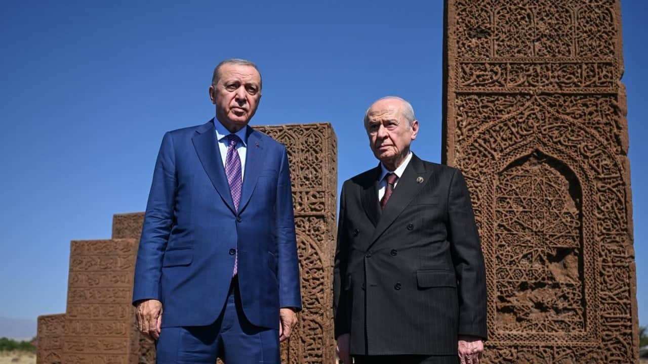 Foto - "Tayyip Erdoğan" detayı dikkat çekti! Kurtlar Vadisi’nin Polat Alemdar’ı Necati Şaşmaz, boyuna gelen iki oğlunu da alıp oraya gitti