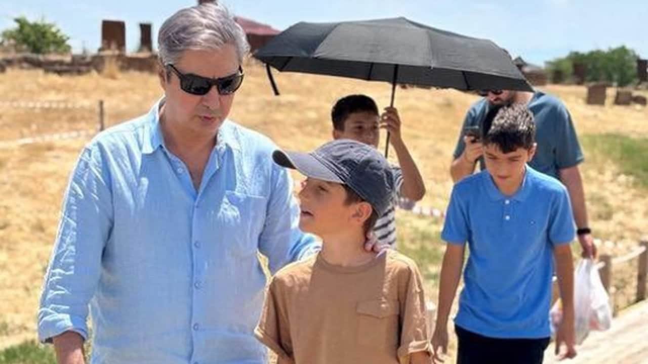 Foto - "Tayyip Erdoğan" detayı dikkat çekti! Kurtlar Vadisi’nin Polat Alemdar’ı Necati Şaşmaz, boyuna gelen iki oğlunu da alıp oraya gitti
