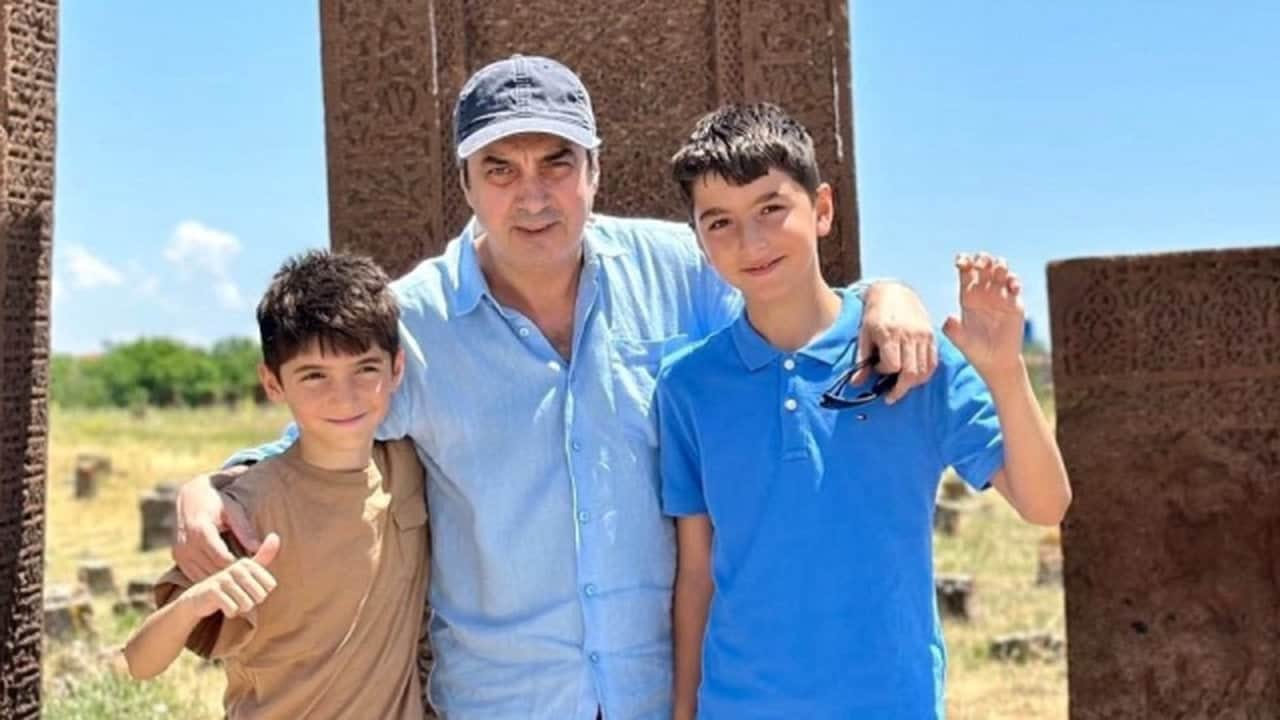 Foto - "Tayyip Erdoğan" detayı dikkat çekti! Kurtlar Vadisi’nin Polat Alemdar’ı Necati Şaşmaz, boyuna gelen iki oğlunu da alıp oraya gitti