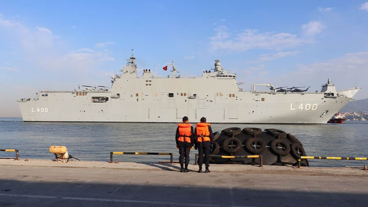 Foto - TCG Anadolu Hollanda'yı ayağa kaldırdı! Gören apar topar telefonuna sarıldı