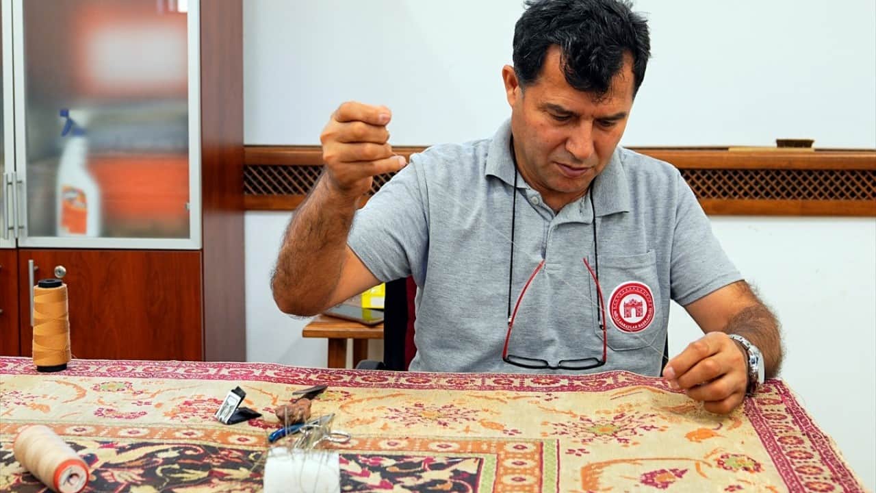 Foto - Tek tek elden geçiriliyor 500 yıllık saray seccadeleri gün yüzüne çıkacak