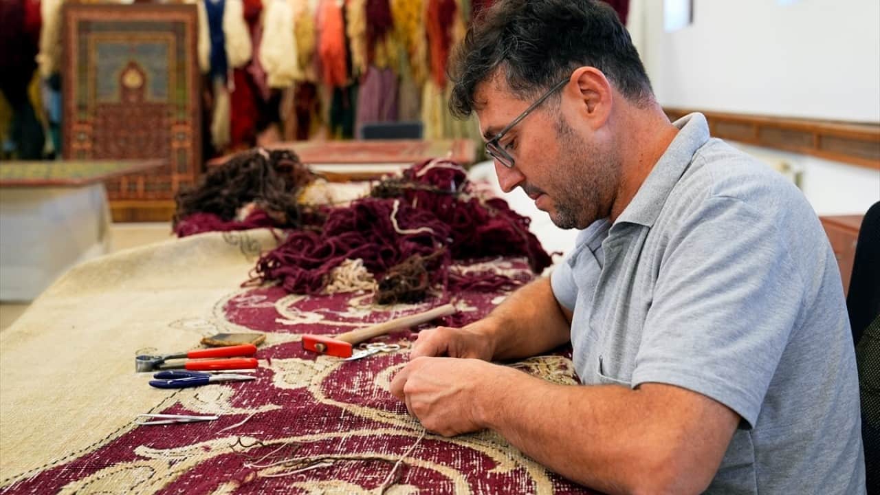 Foto - Tek tek elden geçiriliyor 500 yıllık saray seccadeleri gün yüzüne çıkacak