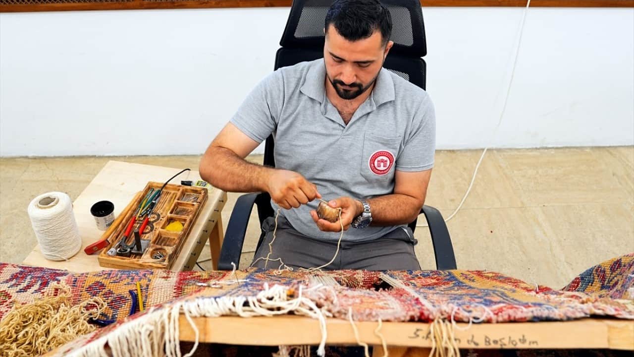 Foto - Tek tek elden geçiriliyor 500 yıllık saray seccadeleri gün yüzüne çıkacak