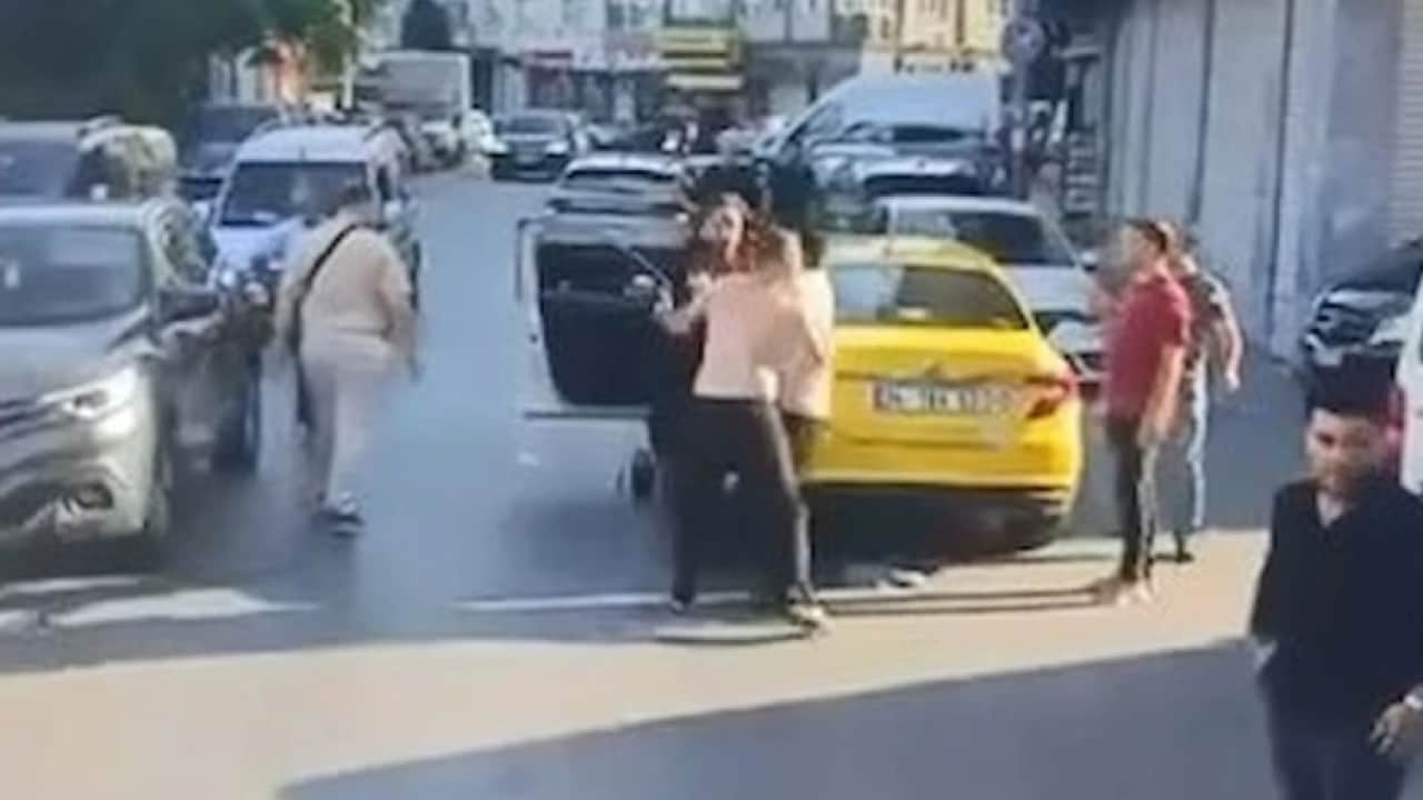 İstanbul'da taksi terörü: Tekme tokat birbirlerine girdiler!