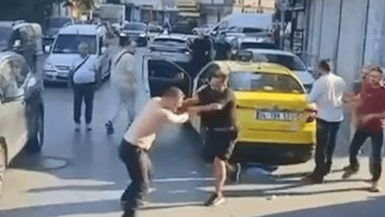 Foto - İstanbul'da taksi terörü: Tekme tokat birbirlerine girdiler!