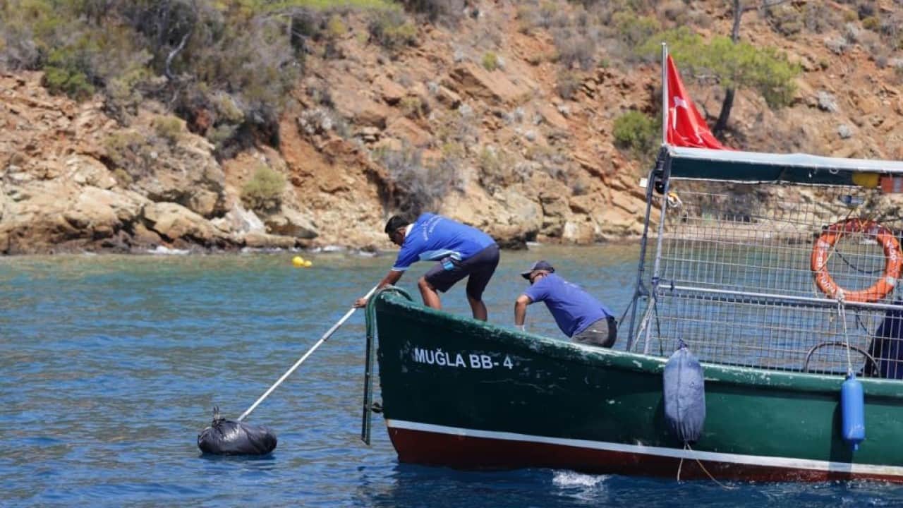 Foto - Teknelerle 306 ton çöp toplandı! Yeşil ile mavinin buluştuğu koylar pislik içinde