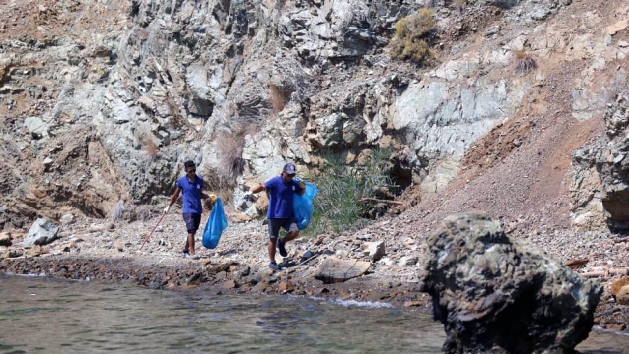 Foto - Teknelerle 306 ton çöp toplandı! Yeşil ile mavinin buluştuğu koylar pislik içinde
